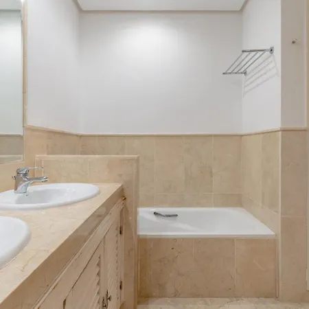 Exquisite With Sea View And Pool マルベーリャ